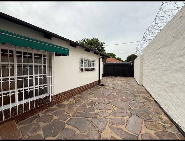 2 BEDROOM PROPERTY TO RENT IN NORWOOD